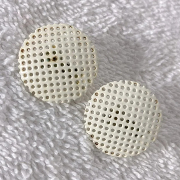 Vintage White Painted Metal Mesh Circles Clip On  Earrings - Picture 7 of 8